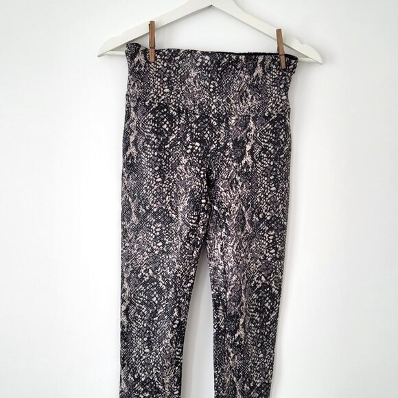 Spanx “Look At Me Now” Snakeskin Seamless Leggings • M/L • Python Print - Picture 2 of 7